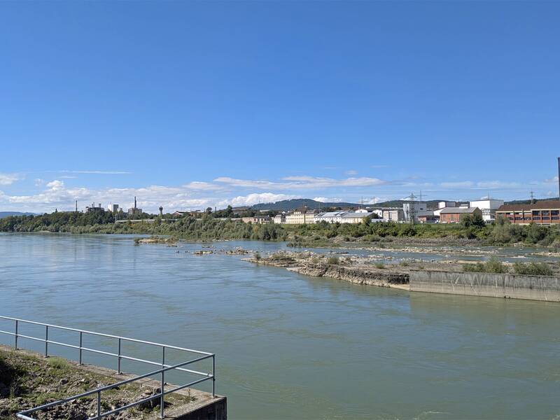 Blick von der Schweizer Seite über den Rhein auf die Industriebetriebe in Rheinfelden (Baden). 