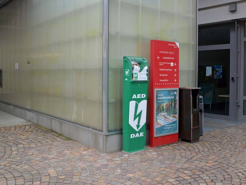 Öffentlicher Defibrillator vor dem Rathaus.