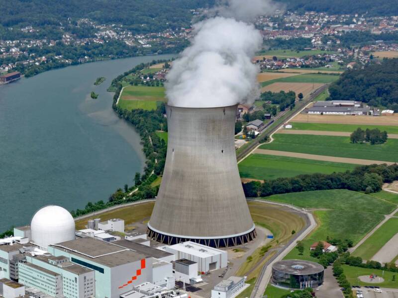 Blick von oben auf das Atomkraftwerk Leibstadt: Zu sehen sind der Kühlturm und die Anlage sowie die Umgebung inklusive des Rheins. 