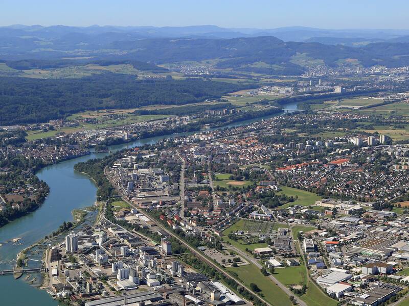 Luftaufnahme von der Stadt Rheinfelden und dem Rhein.