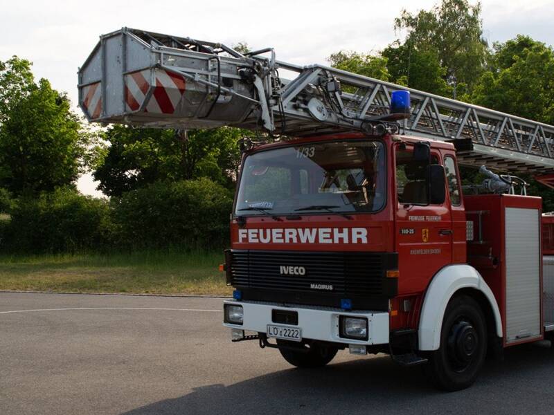 Ein Feuerwehrauto mit Drehleiter 