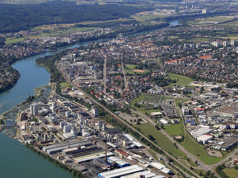 Luftaufnahme der Stadt Rheinfelden mit dem Rhein