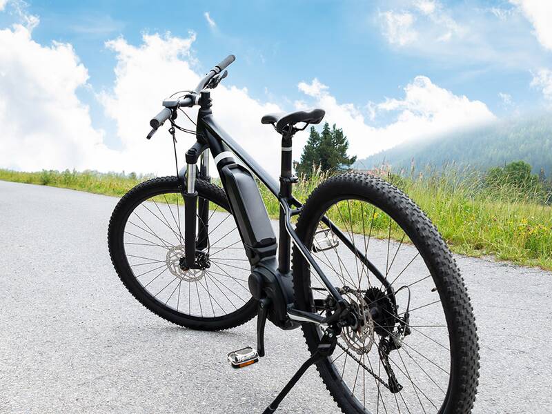 Ein Fahrrad auf einem landschafltichen Weg