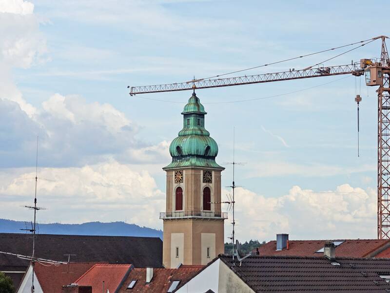 Die St. Josef Kirche mit Baukran nebendran