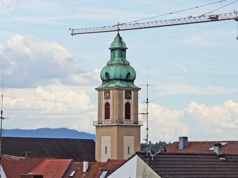 Die St. Josef Kirche mit Baukran nebendran
