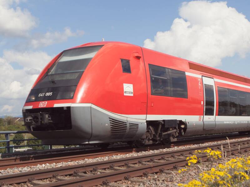 Ein Personen-Zug fährt auf den Gleisen