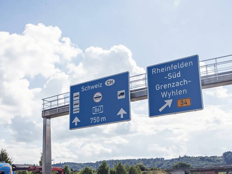 Zwei Autobahn-Schilder mit Angaben in die Schweiz und nach Rheinfelden