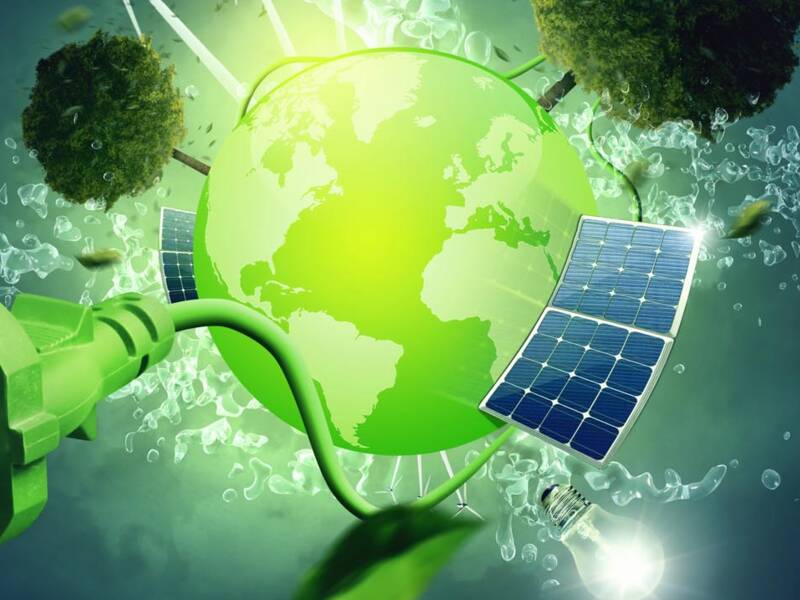 Ein grüner Globus, umgeben von Solarpanels, einem Stromstecker, Bäumen und einer leuchtenden Glühbirne, symbolisiert nachhaltige Energie.