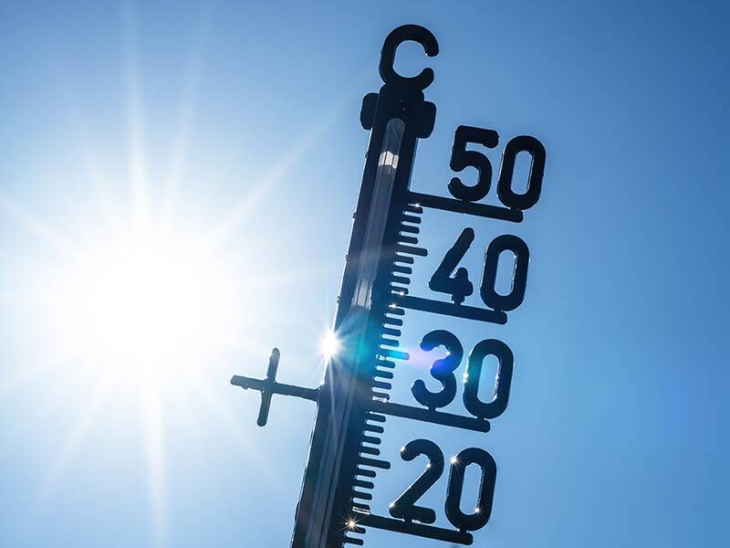 Ein Außenthermomweter vor blauem Himmel zeigt 40 Grad.