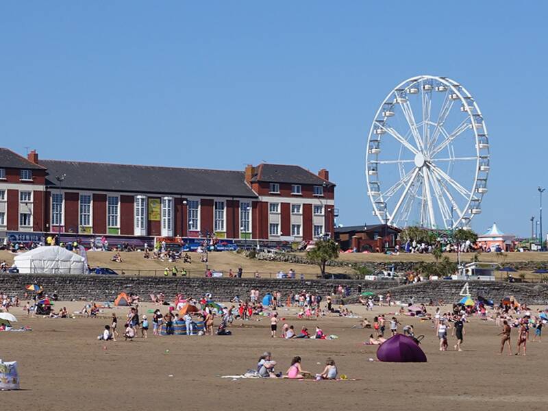 Blick vom Strand auf Barry Island - einen Freizeitpark im Vale of Glamorgan. 