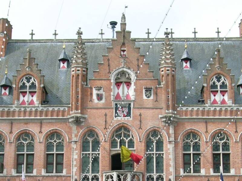 Blick auf den oberen Teil des Rathauses von Mouscron, das im neugotischen Stil errichtet wurde.