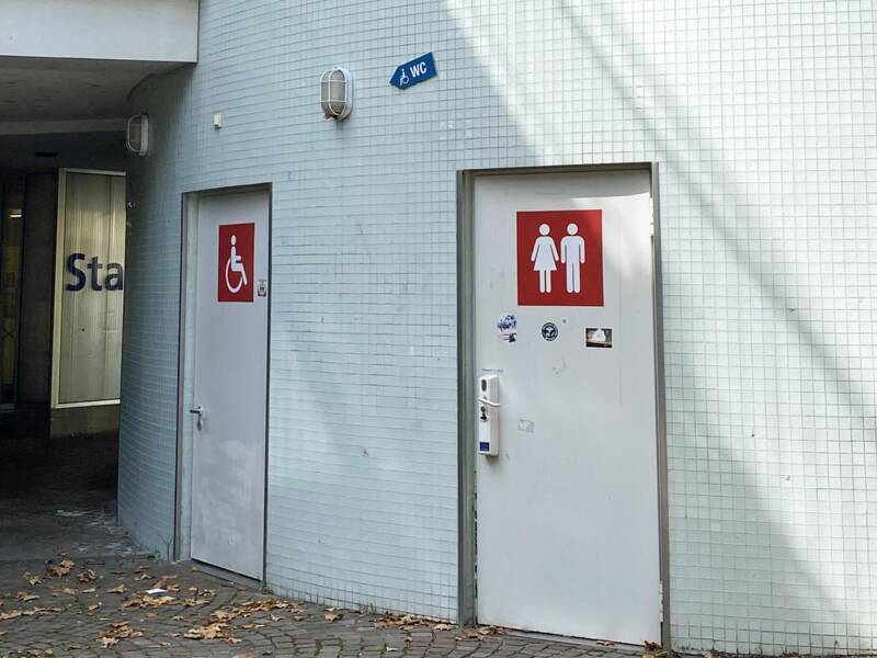 Blick auf die öffentliche Toilette am Rathaus, links das barrierefreie, rechts das normale WC. 