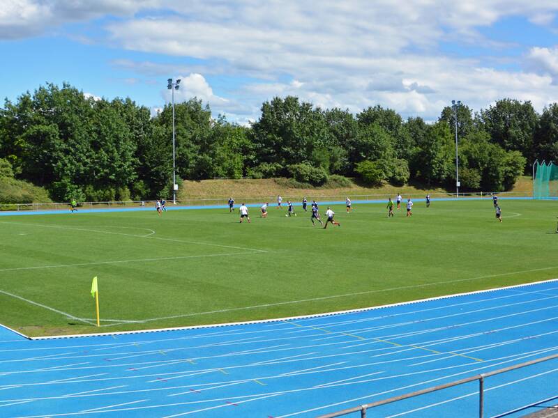 Blick auf den Rasen des Europastadions, auf dem gerade ein Fußballspiel stattfindet. 