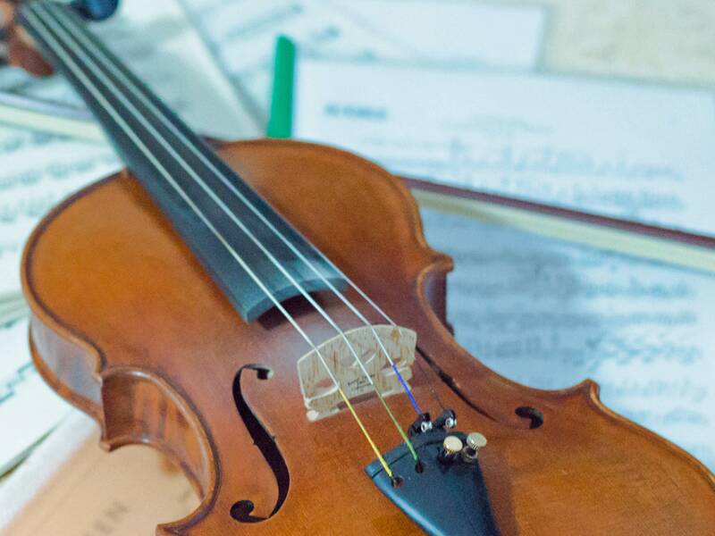 eien violine liegt auf Notenblättern.