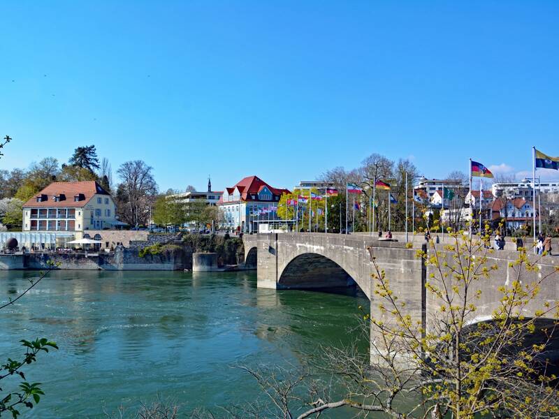 Blick von der Schweizer Seite auf die alte Rheinbrücke und Haus Salmegg.