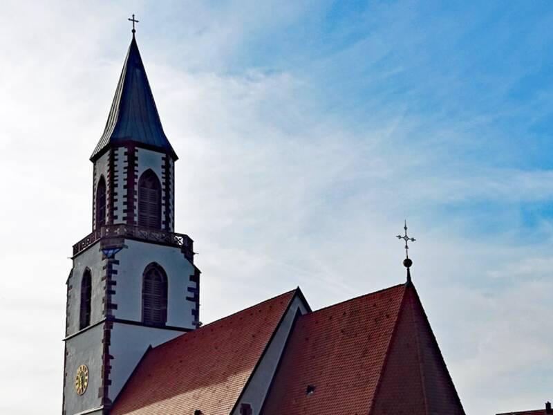 Kirche Eichsel: Blick vom Friedhof auf das Kirchengebäude. 