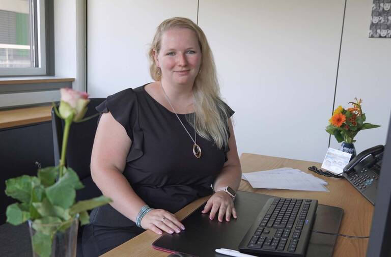 Bürgermeisterin Kristin Fuchs an ihrem Schreibtisch im Büro. 