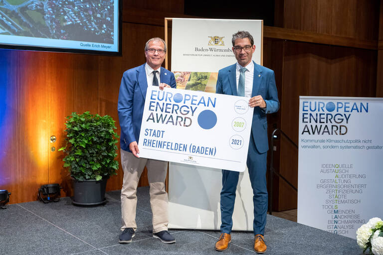 Umweltstaatssekretär Dr. Andre Baumann (links) überreichte Oberbürgermeister Klaus Eberhardt in Reutlingen 2022 den European Energy Award in silber. 