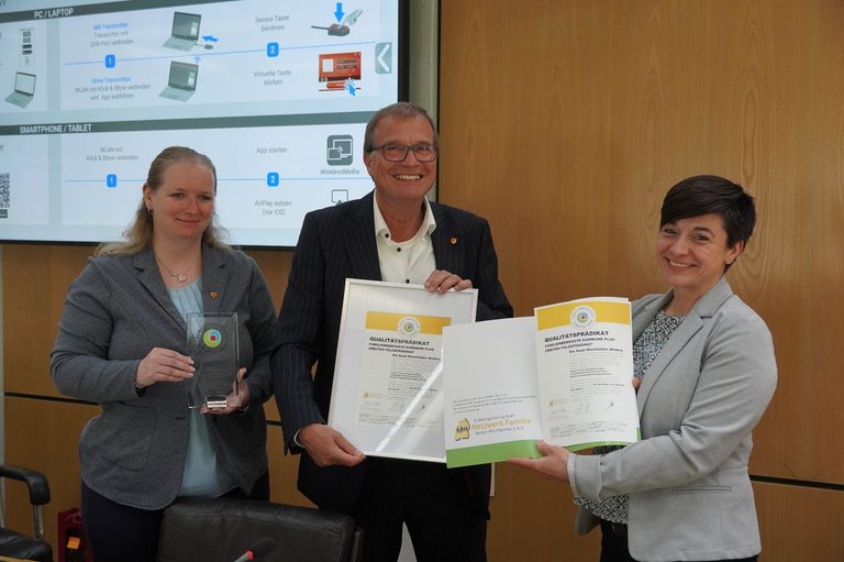 Bürgermeisterin Kristin Schippmann und Oberbürgermeister Klaus Eberhardt freuen sich über die gelungene Rezertifizierung. Die Auszeichnung übergab Jana Kempf vom Verein „Arbeitsgemeinschaft Netzwerk Familie Baden-Württemberg e.V.“ 