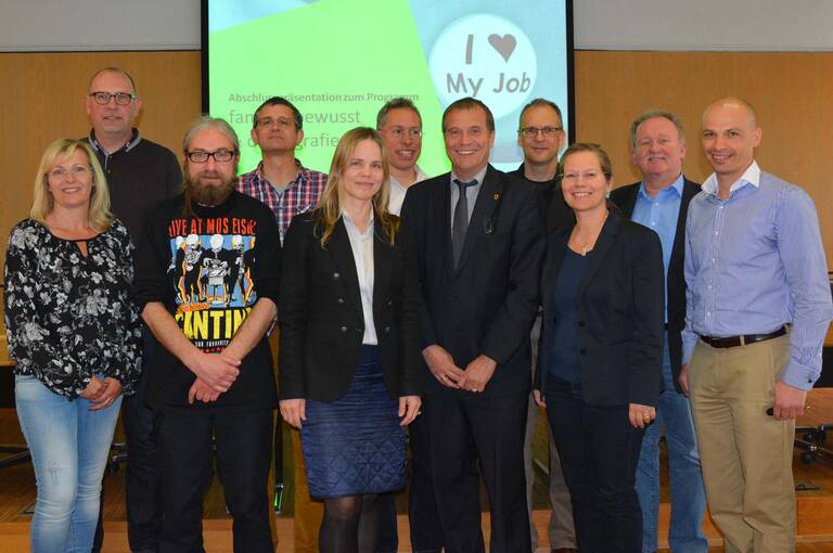 Eine Gruppe von Menschen, darunter Oberbürgermeister Klaus Eberhardt und die damalige Bürgermeisterin Diana Stöcker, freuen sich über die Auszeichung. 