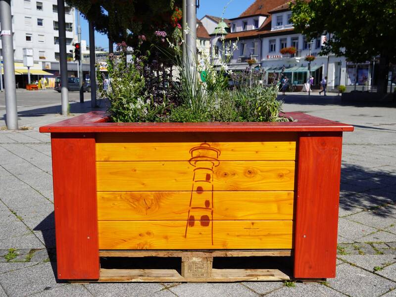 Klima-Pflanzkiste von vorne, mit Wasserturm-Motiv