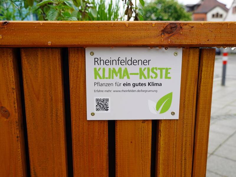 Pflanzkiste im Detail: Schild mit Name und Hinweis auf Website