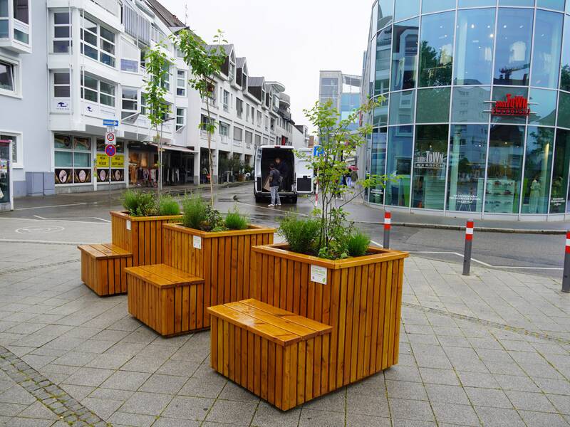 Drei Pflanzkisten stehen auf dem Oberrheinplatz.