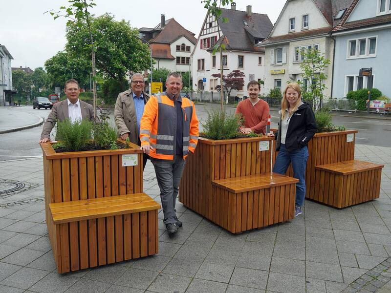 Das Rathausteam und Oberbürgermeister Klaus Eberhardt freuen sich über die neuen Kisten. 