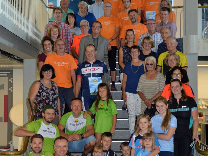 Stadtradeln 2019: Siegerehrung auf der Treppe im Rathaus