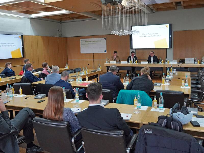 Runder Tisch Energie - Angeregte Diskussion im Sitzungssaal des Rathauses.