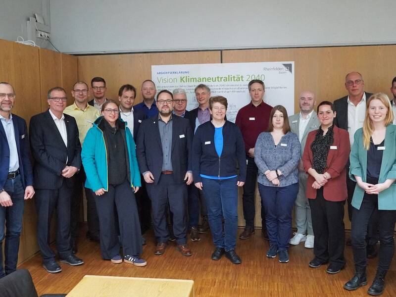 Runder Tisch Energie - Gruppenbild mit Vertretern der unterzeichnenden Unternehmen. 