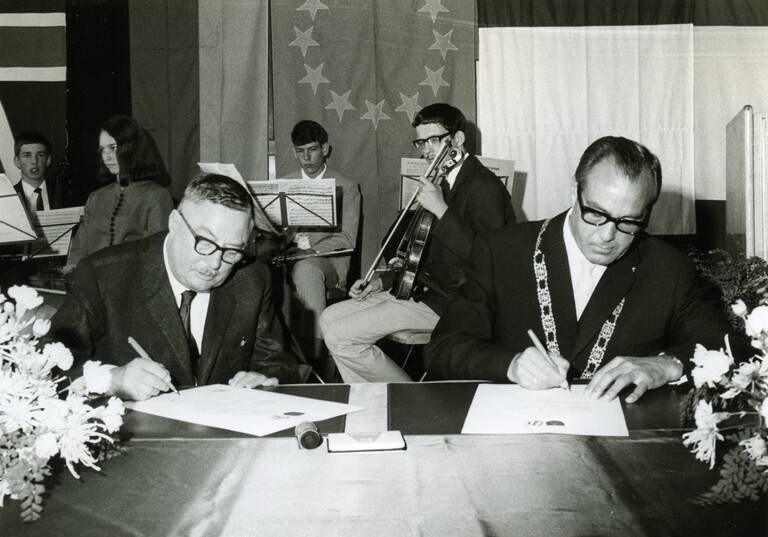 Historische Aufnahme: Unterzeichnung der Verschwisterungsurkunde durch Anton Pernter (links) und Herbert King (rechts) am 14. Sept. 1968.  