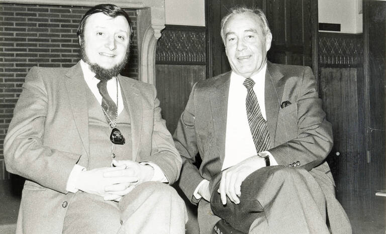 Historische Aufnahme: Bürgermeister Jean-Pierre Detremmerie (links) und Oberbürgermeister Herbert King (rechts) bei den Feierlichkeiten anlässlich der Vertragsunterzeichnung 1981. 