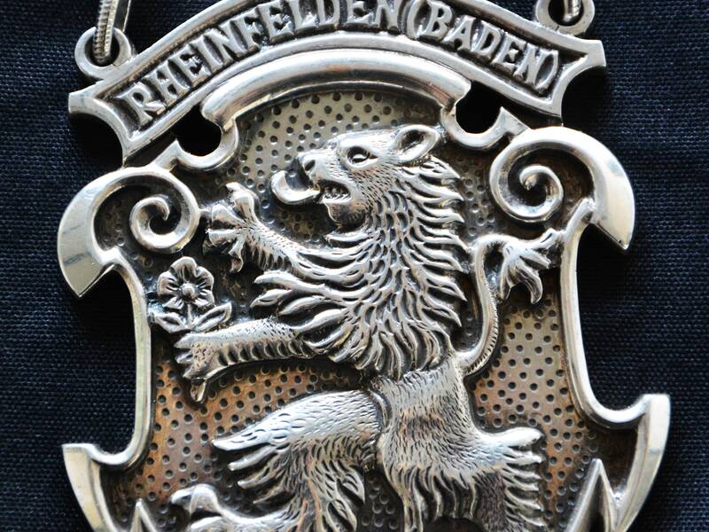 Detail der Amtskette: Das Stadtwappen, ein schreitender Löwe mit einer Rose in der Pranke. 