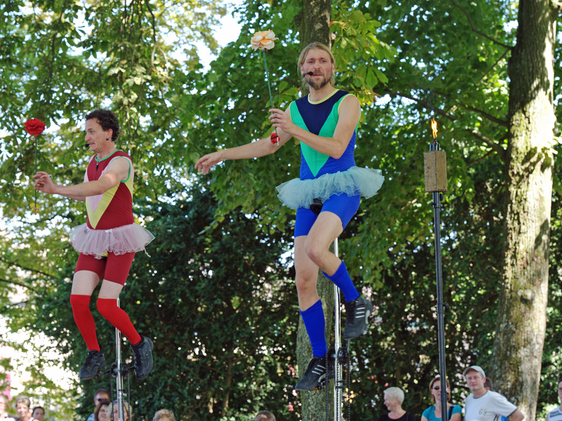 Zwei Akrobaten in Ballerina-Kostümen auf Einrädern