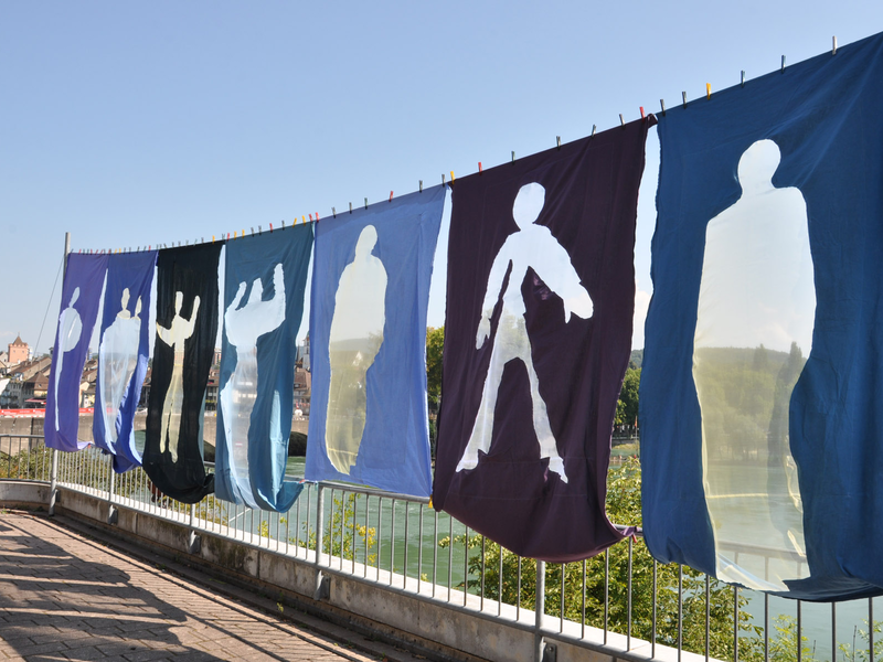 Ein Kunstwerk aus blauen Stoffbahmem