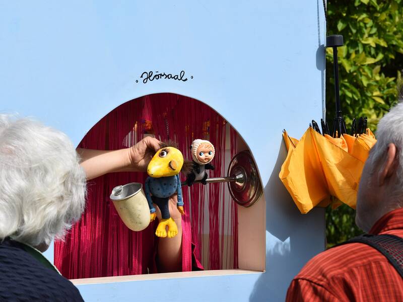 Ein kleines Puppentheater mit rotem Vorhang