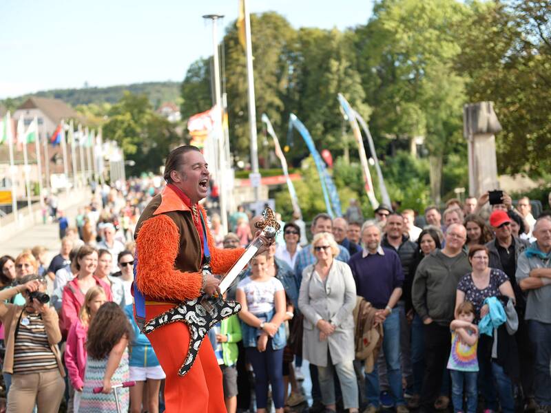 Ein Gitarrenspieler singt vor vielen Zuschauern