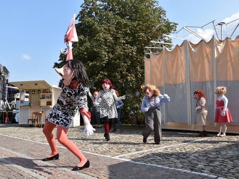 Ein paar Darsteller eines Walk-Acts