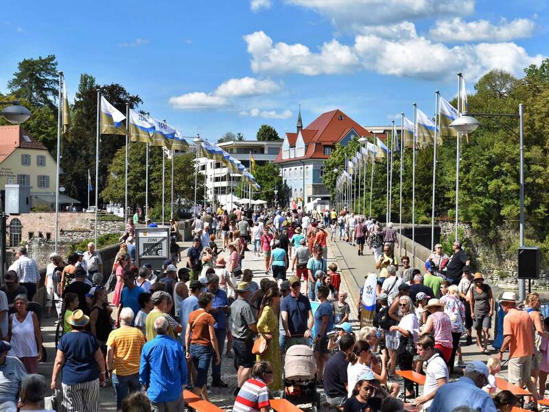 Viele Menschen auf der Rheinfelder Brücke