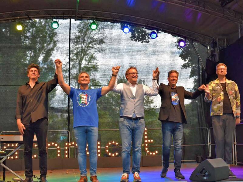 Fünf Kabarettisten bedanken sich beim Publikum