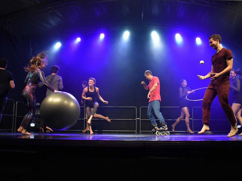 Eine Akrobaten-Gruppe mit Skatern, Ball, Ring