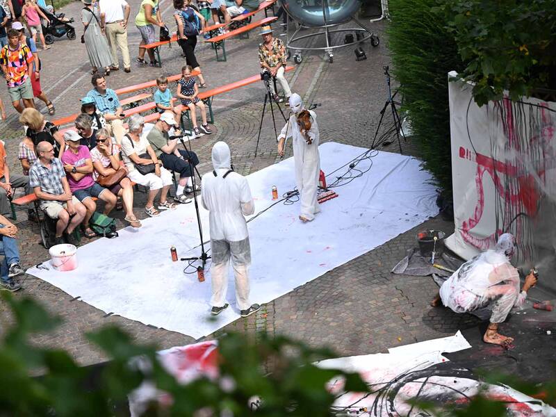 Mehrere Personen machen experimentelle Kunst mit Spraydosen