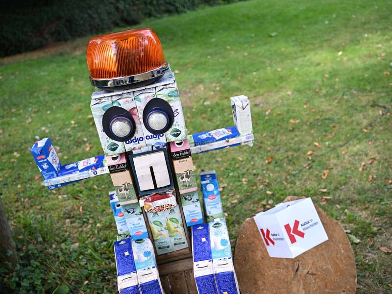 Ein kleiner Roboter aus Tetrapacks gebastelt