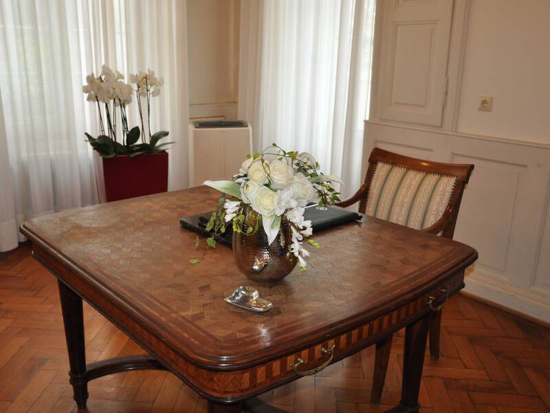 Trauzimmer im Haus Salmegg mit einem Tisch und einem Stuhl