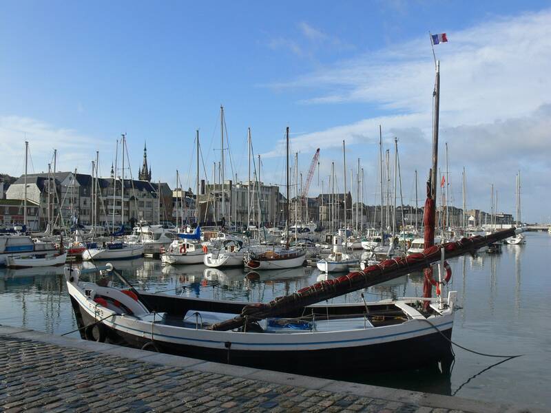 Blick in den Hafen. Im Vordergrund ist ein Segelboot zu sehen. 