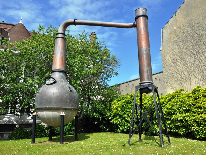 Kunstwerk im Freien in Form eines Destillierkolbens. 