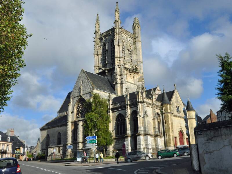Blick auf die Kirche St. Etienne von Fécamp. 