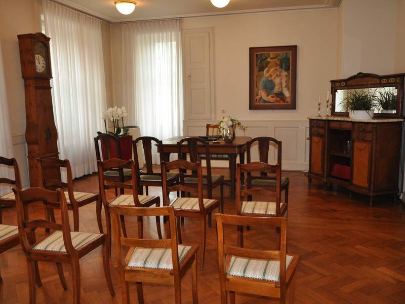 Trauzimmer im Haus Salmegg mit Stühlen und einem Tisch