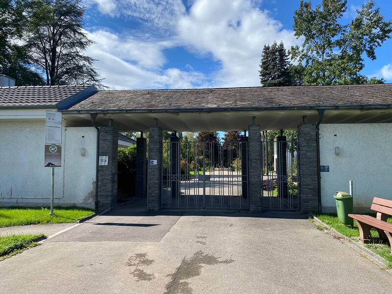 Eingang des Hauptfriedhof, links das Gebäude der Friedhofsverwaltung